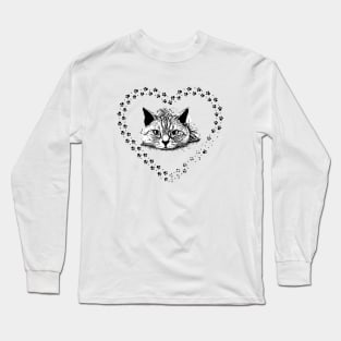 Tierno gatito en un corazón Long Sleeve T-Shirt